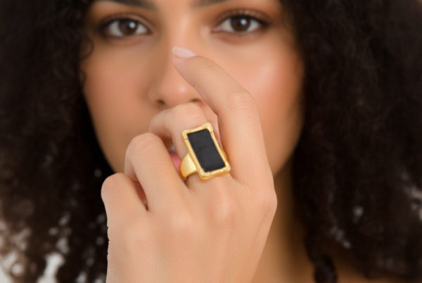 Anillo artesanal de Tralara Jewelry con diseño original y colores otoñales.