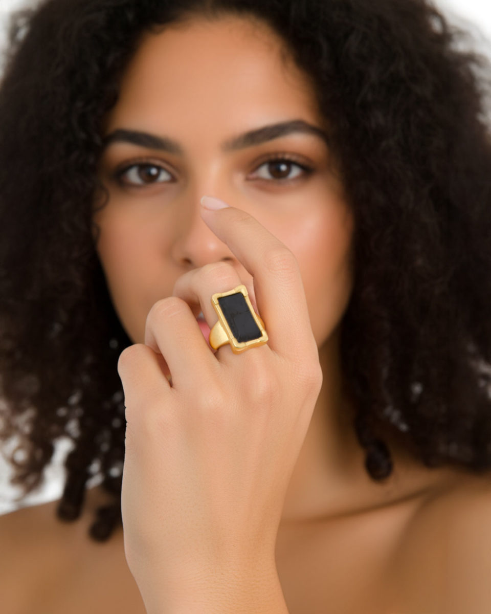 Anillo artesanal de Tralara Jewelry con diseño original y colores otoñales.