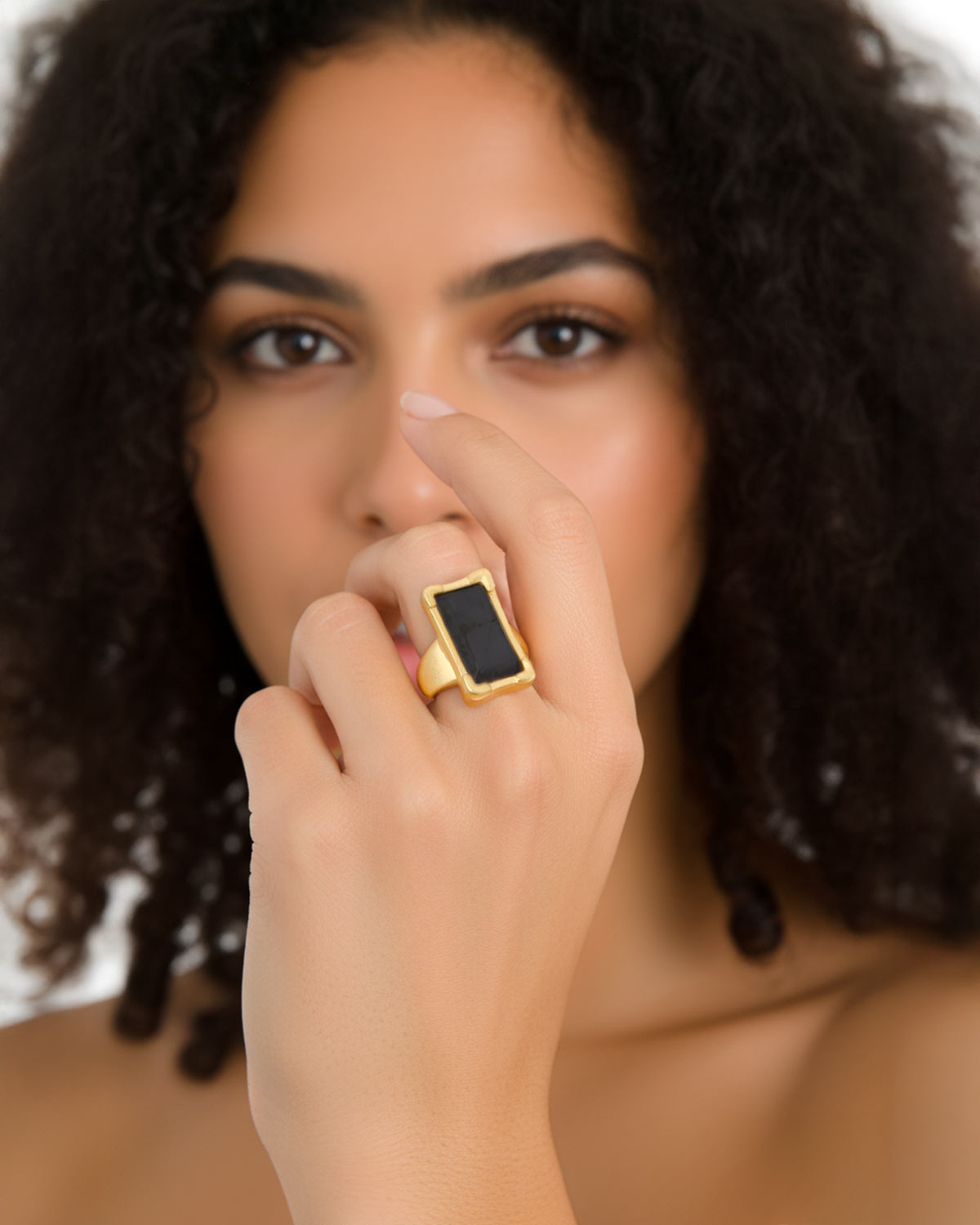 Anillo artesanal de Tralara Jewelry con diseño original y colores otoñales.