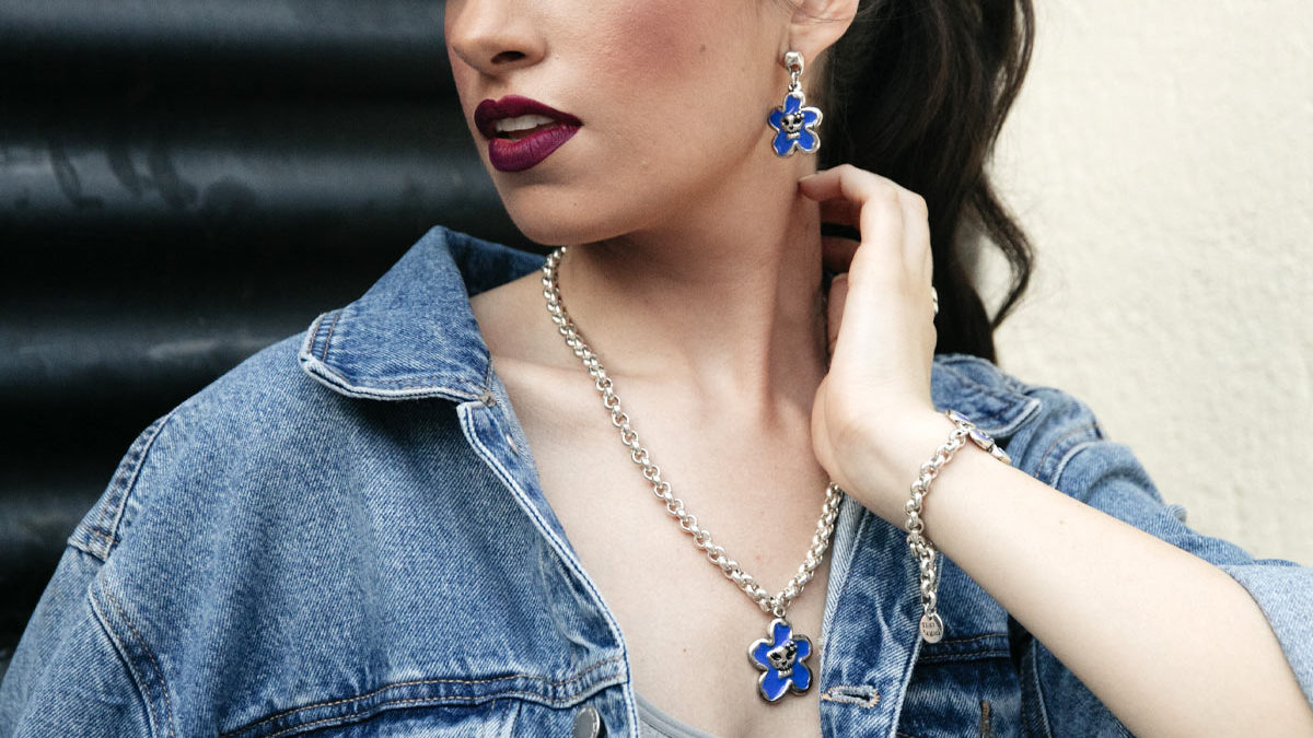 Anillo artesanal de Tralara Jewelry con diseño original y colores vivos.