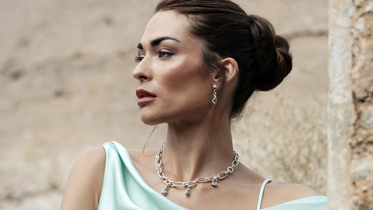 Pendientes de bisutería artesanal con resinas hechas a mano colección Stone de Tralara Jewelry.